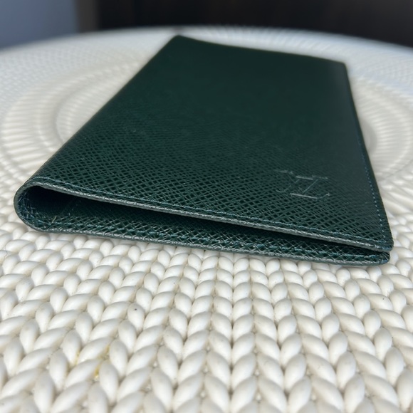 Louis Vuitton Taiga Porte-Chequier Cartes Credit Wallet - Picture 5 of 11